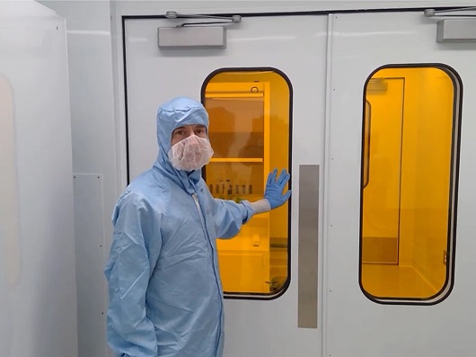 https://www.mecart-cleanrooms.com/wp-content/uploads/sites/2/2021/05/Yellow-Room-Cleanroom-Nanotechnology-1000-x-750.jpg