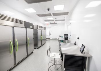 Freestanding Cleanroom for 503B Compounding Pharmacy - MECART Cleanroms - 352 x 250 (7)
